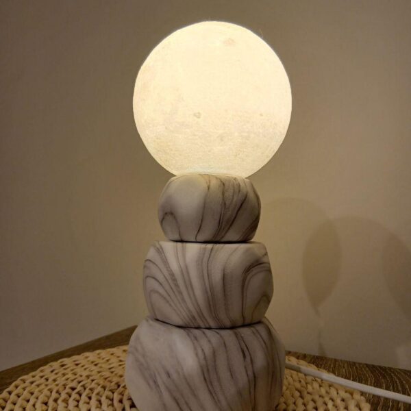 أباجورة القمر الكريستال من Pop Mart بقاعدة رخام وخشب